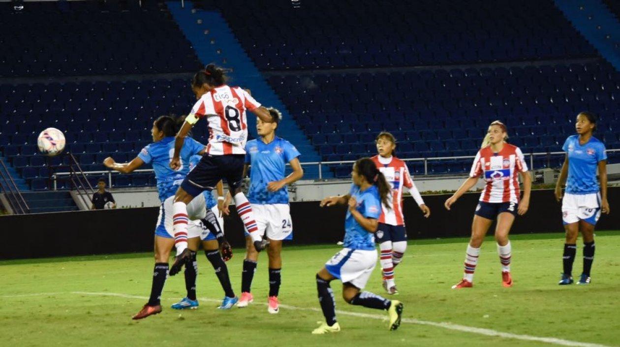 Kellys Peduzine remató de cabeza para dar la victoria a las Tiburonas. 