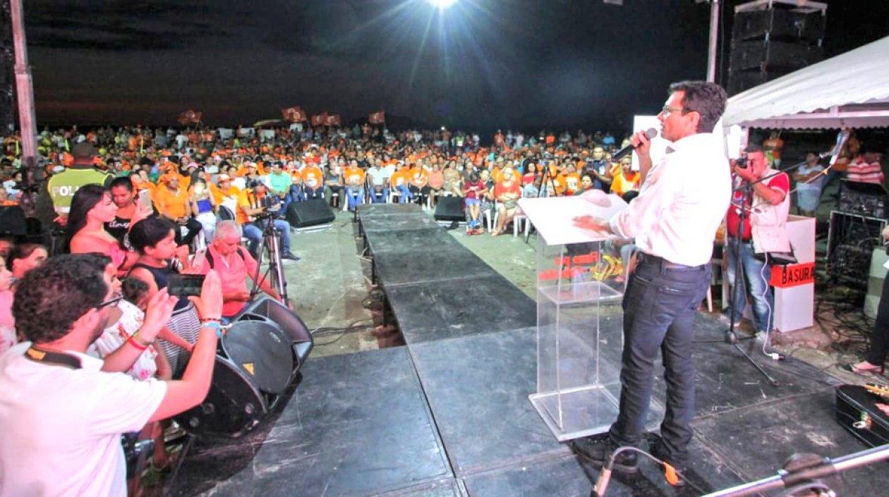El candidato Carlos Caicedo, dirigiéndose a la multitud.