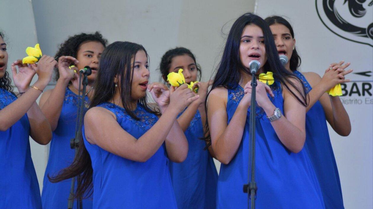 La coral 'Sirenas' portaron flores en el evento.