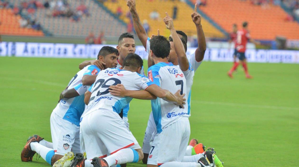 Jugadores de Junior celebran el primer tanto ante el DIM.