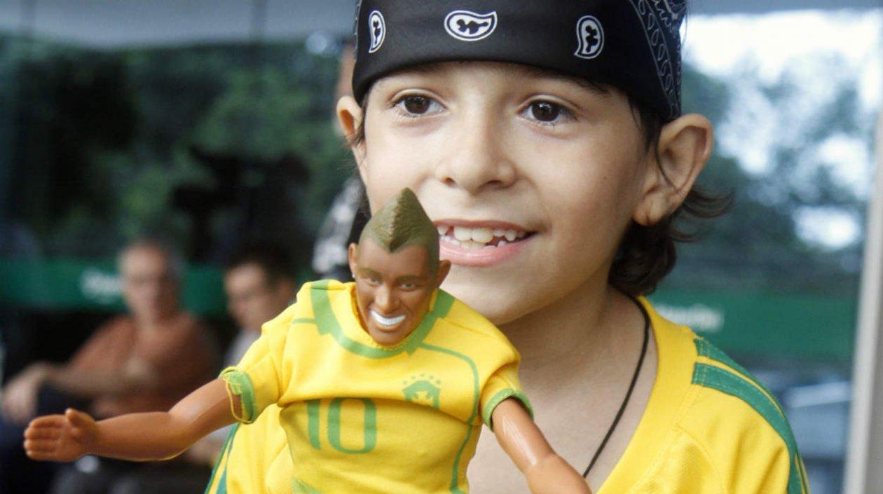 Rafael Sepulveda Horth, de 7 años, posa con un muñeco del jugador brasileño Neymar Jr.