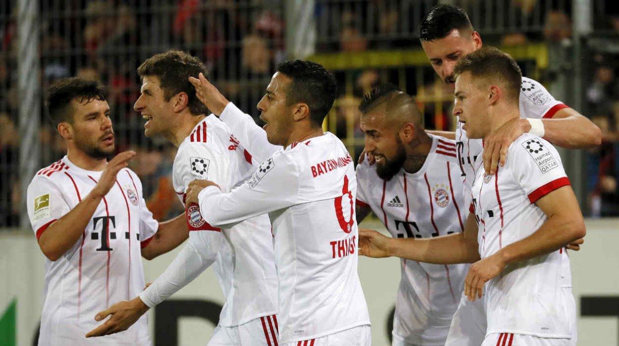 Thomas Mueller celebra con sus compañeros uno de los tantos. 