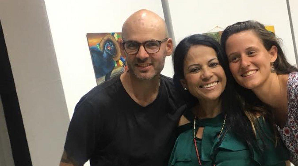 Productores franceses con Mónica Ariza, una de las amigas de Shakira.