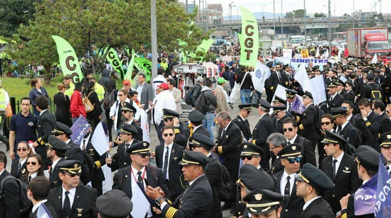 La huelga de pilotos de Avianca fue declarada ilegal y la empresa en proceso disciplinario despidió a más de 20 pilotos.