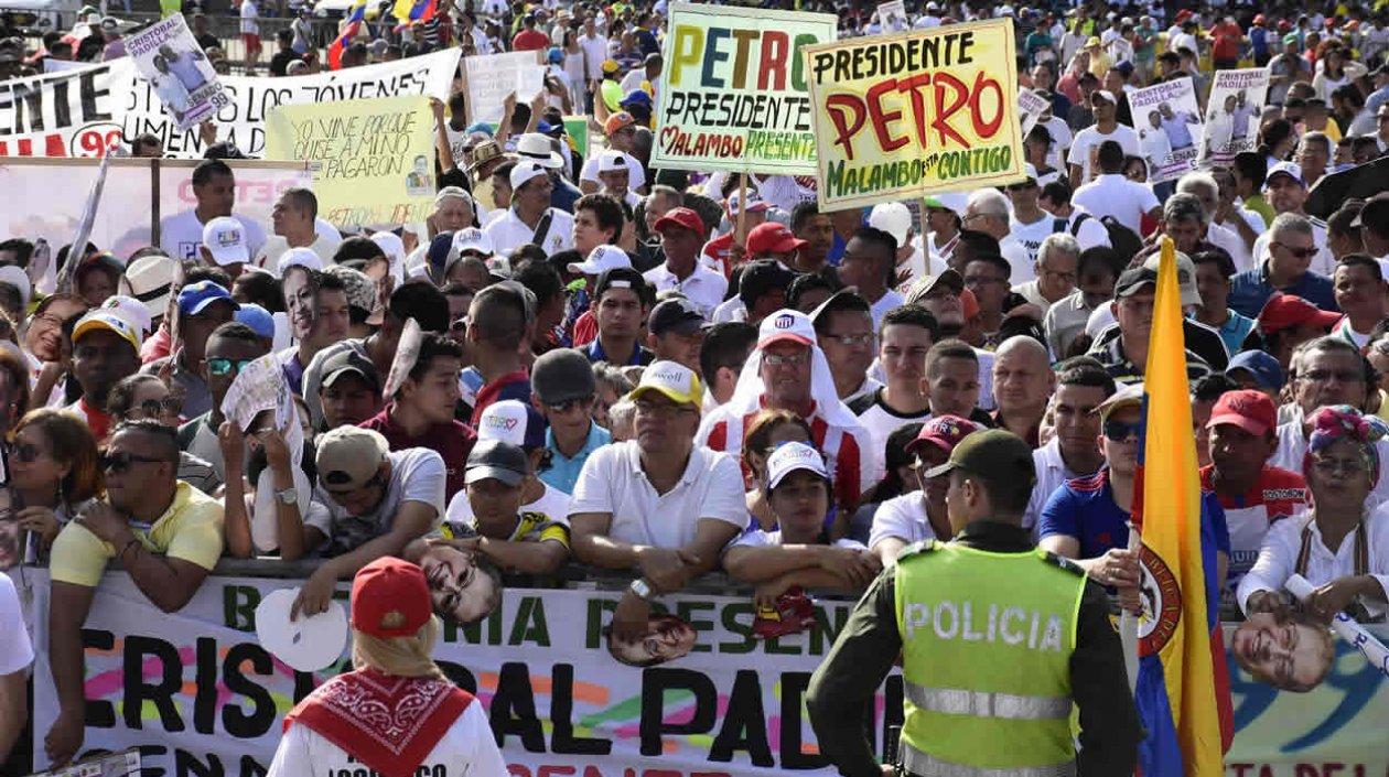 Seguidores en la Plaza de la Paz