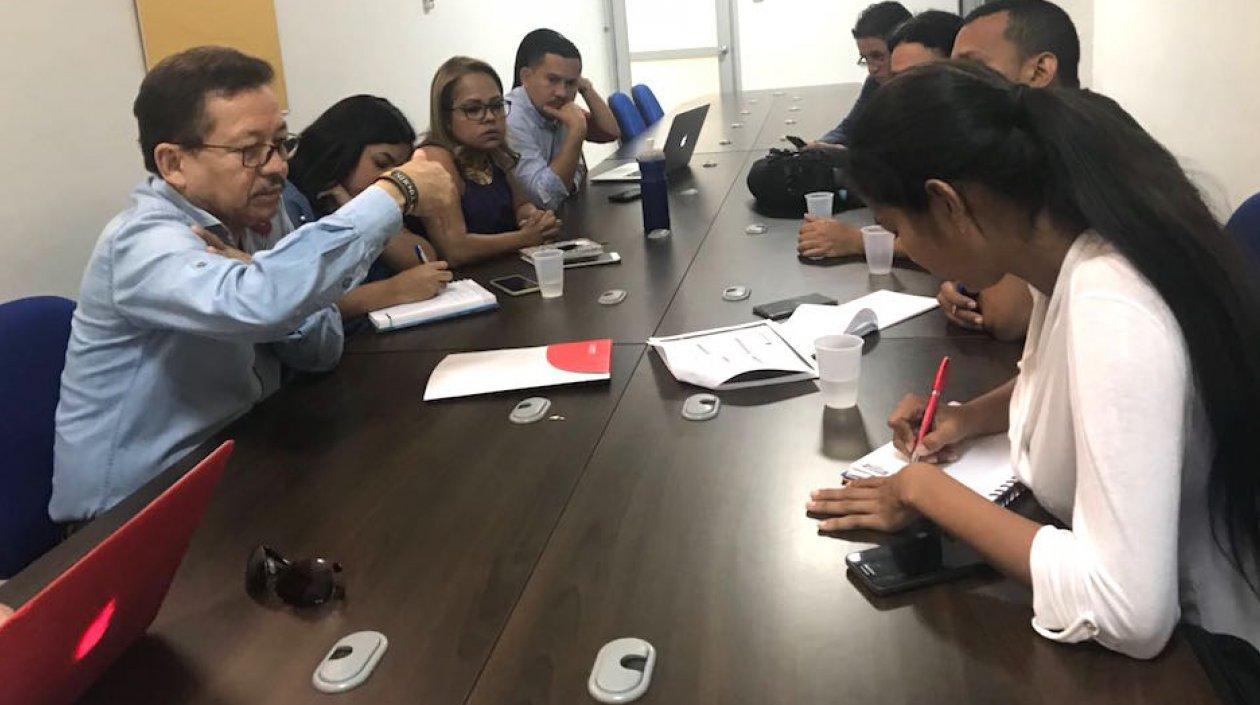 El Rector Carlos Prasca presidiendo la reunión con la representación estudiantil.