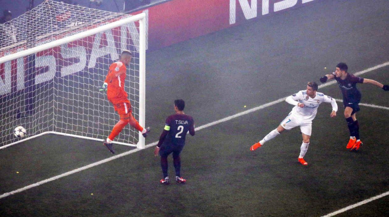 Cristiano Ronaldo anota de cabeza al PSG. 