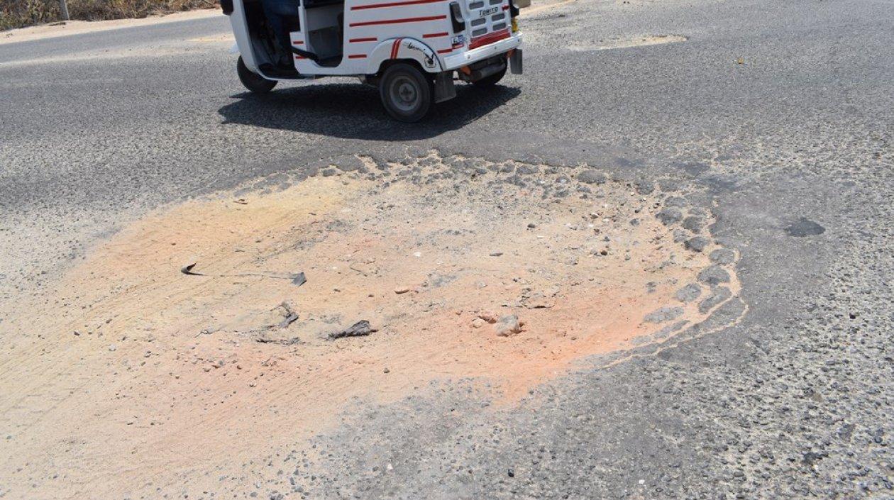 Como este son muchos los 'cráteres' que siguen creciendo en la vía.