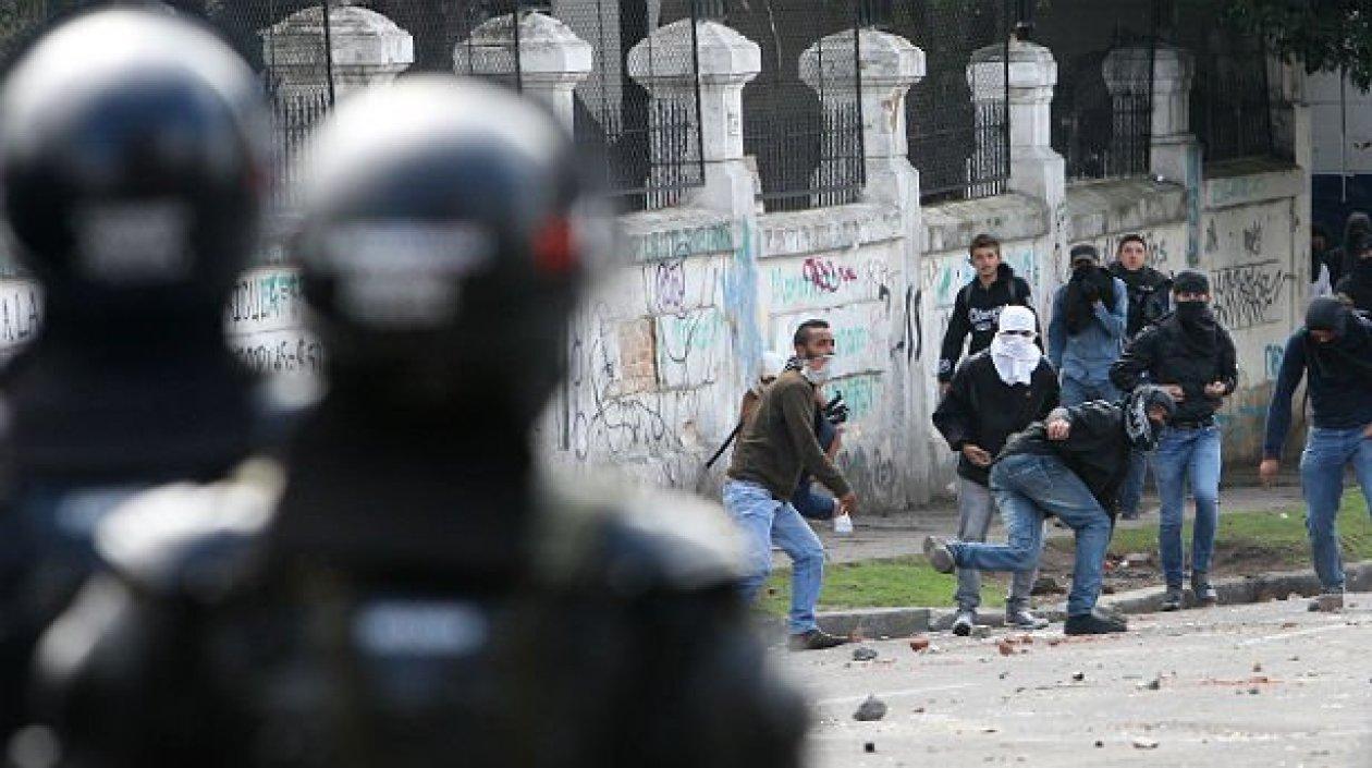 Los jóvenes lanzaron piedras al Esmad.