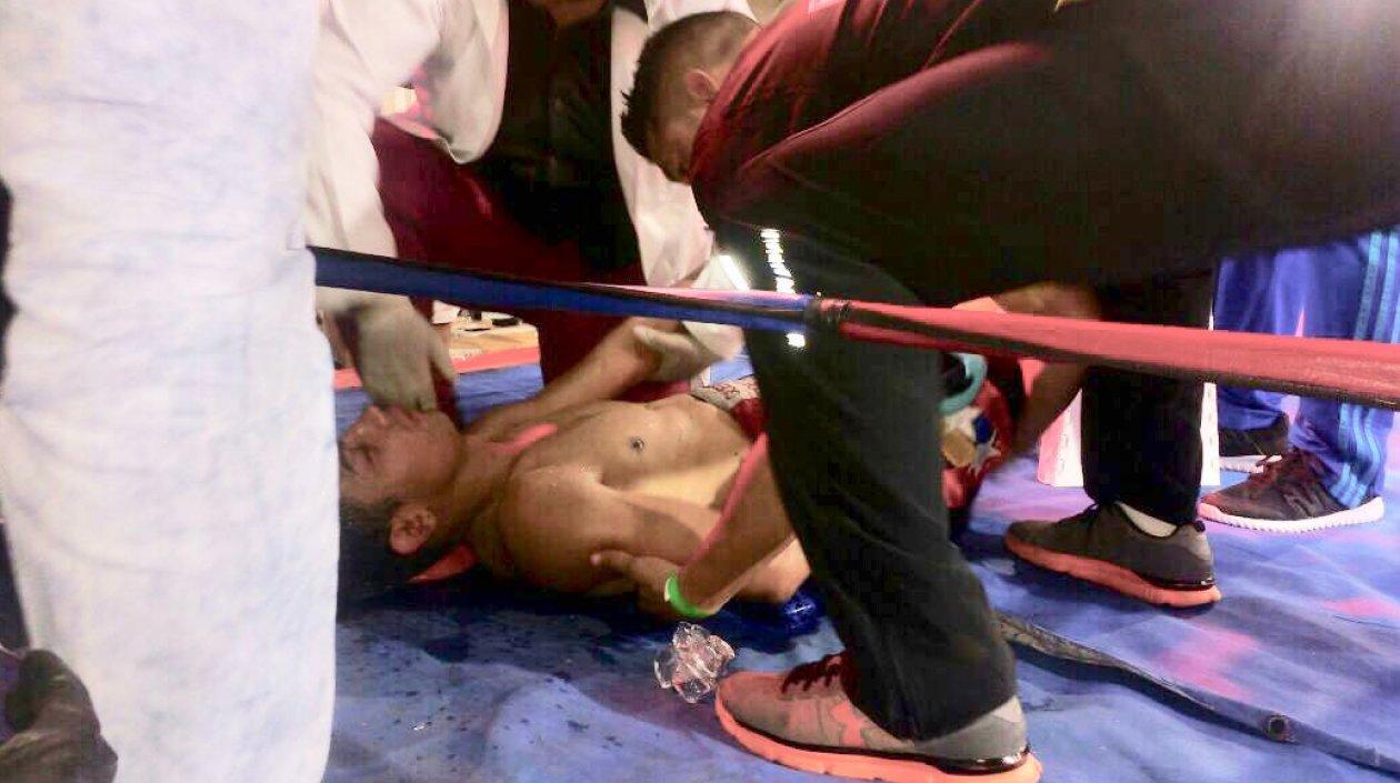 Yeison Cohen en el piso, tras el combate. 