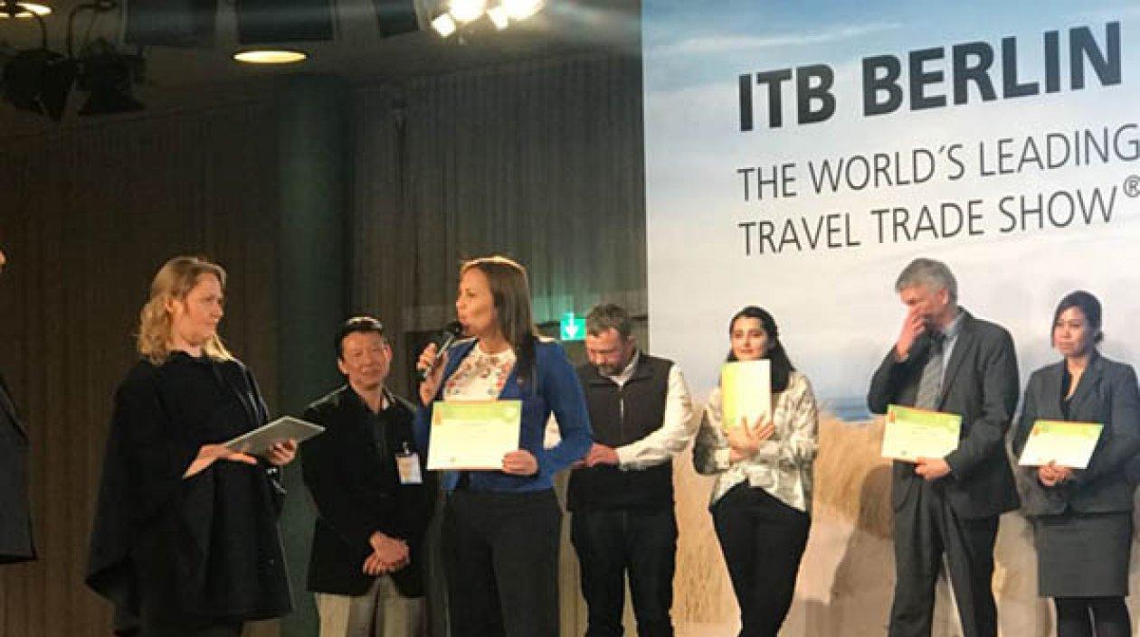 El reconocimiento lo recibió la viceministra de Turismo, Sandra Howard.