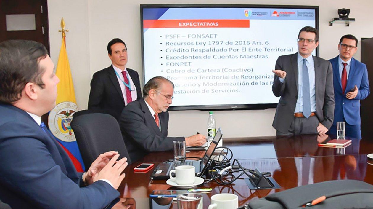 El gobernador Eduardo Verano entregó el plan de salvamento del Cari al ministro de Salud, Alejandro Gaviria.