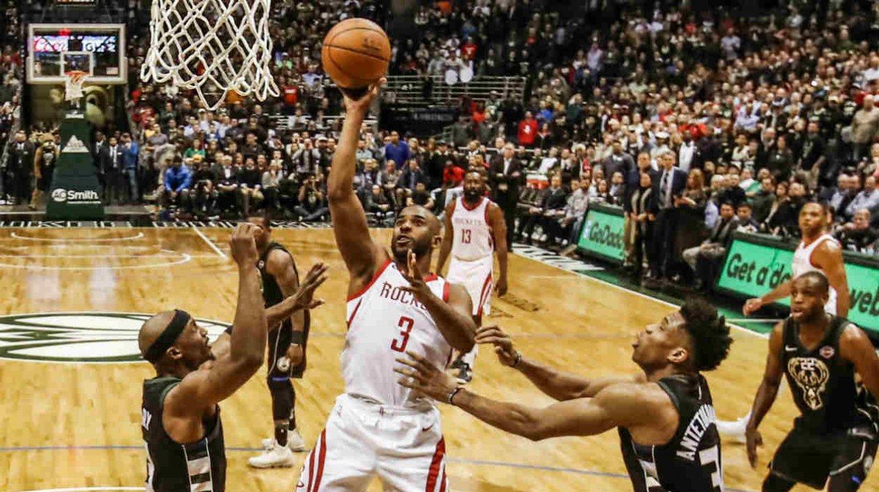 Chris Paul anota ante la defensa de dos contrarios. 