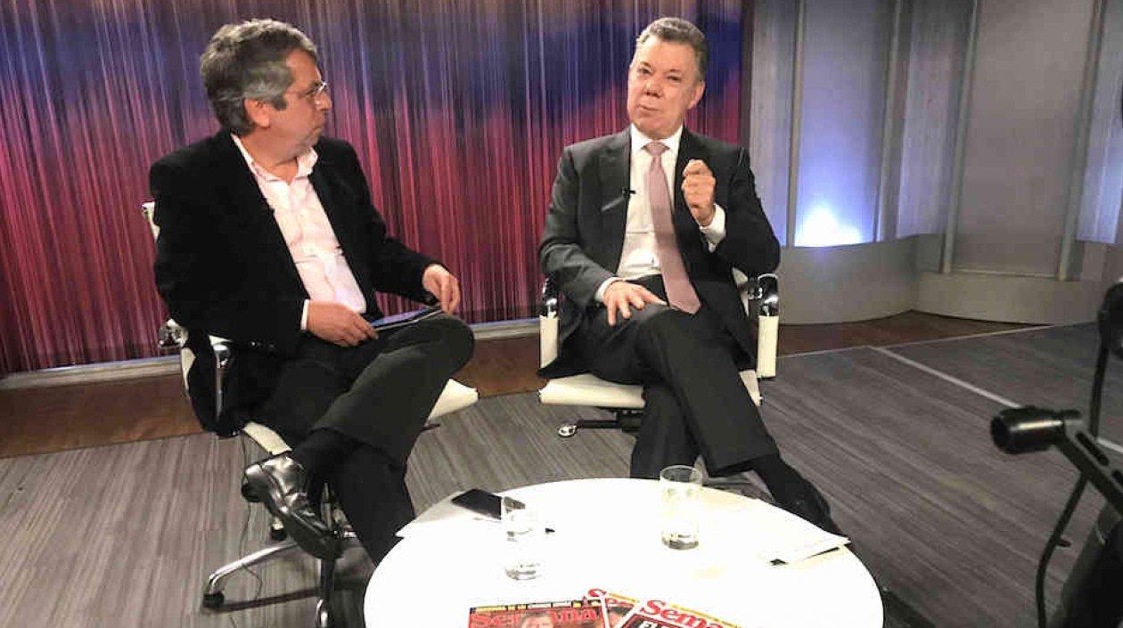 El Presidente Juan Manuel Santos durante el diálogo con el director editorial de Semana Rodrigo Pardo.