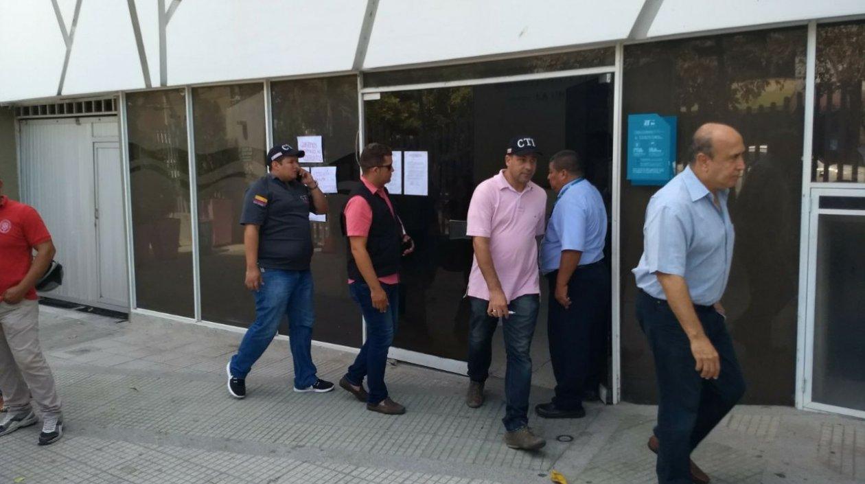 Miembros de la Fiscalía saliendo del área administrativa de la Universidad Autónoma del Caribe.
