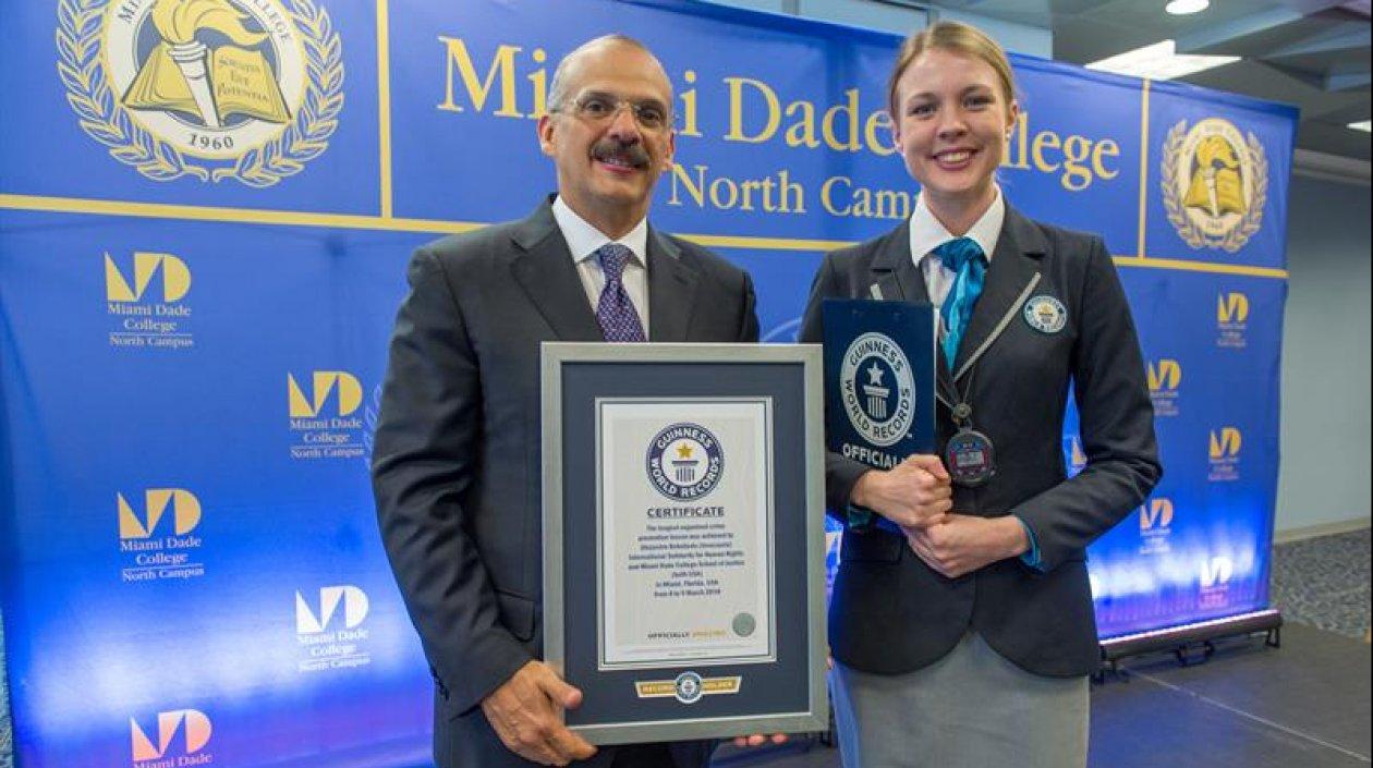 El jurista Alejandro Rebolledo con su certificado de récord guinness.