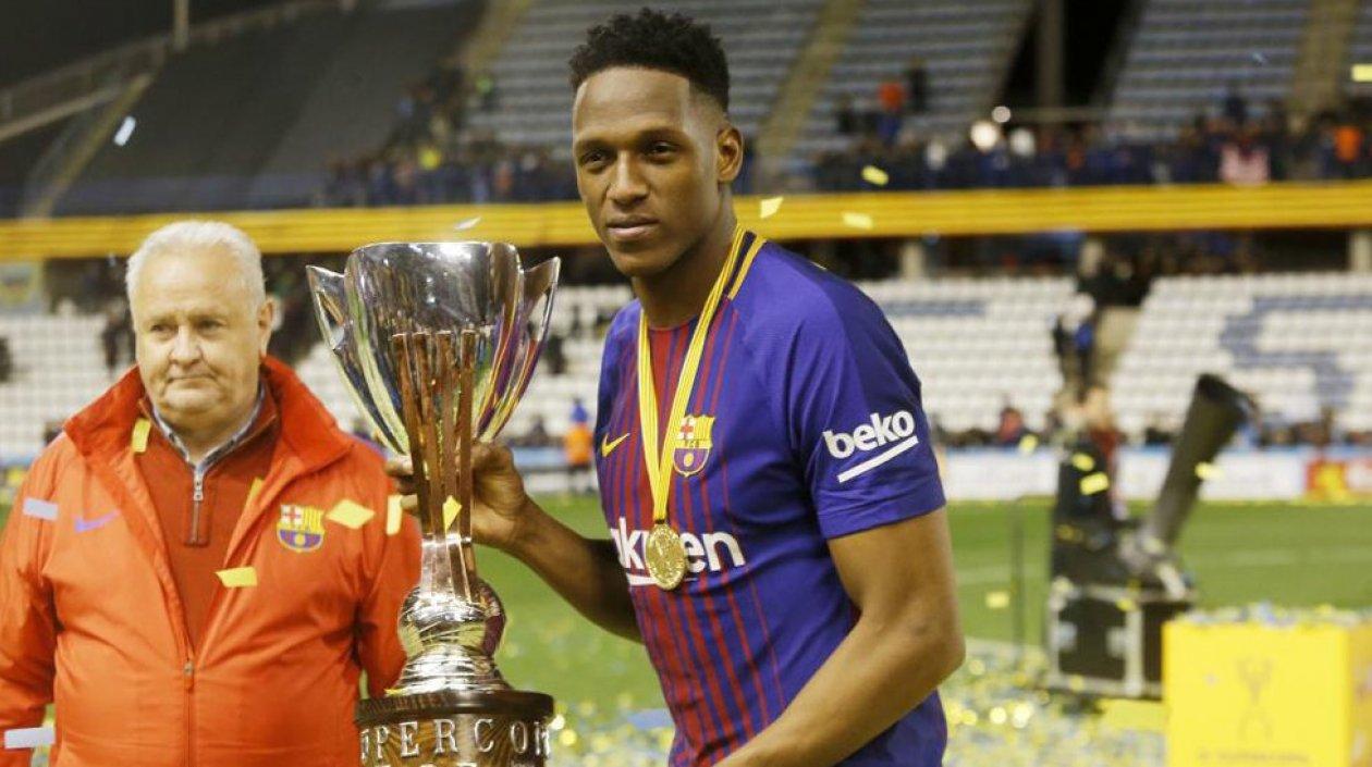 Yerry Mina con el trofeo de la Súpercopa de Cataluña. 