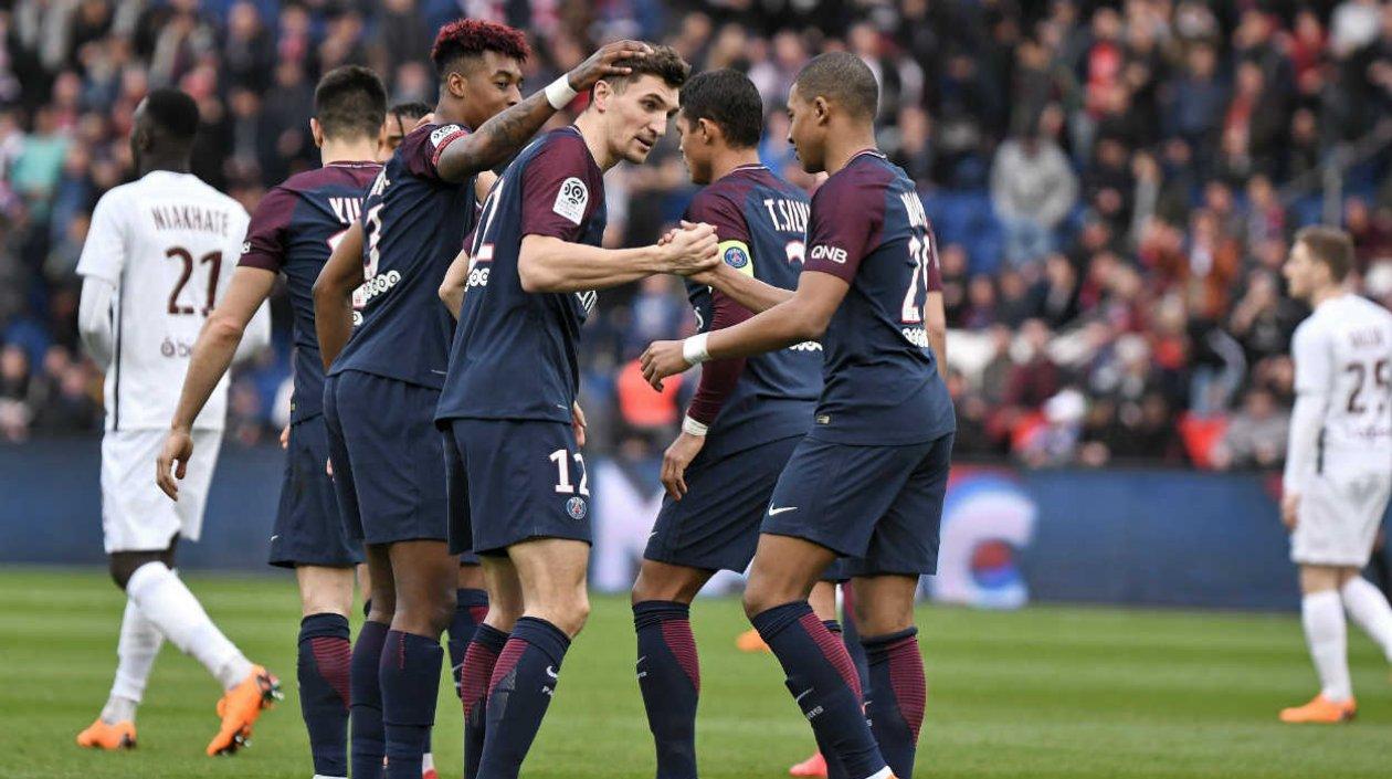 Jugadores PSG celebran una de las anotaciones. 