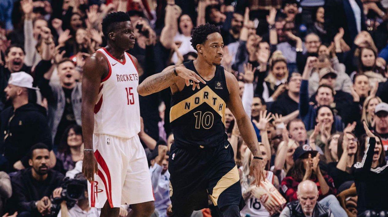 Acción del duelo entre los Raptors y Rockets. 