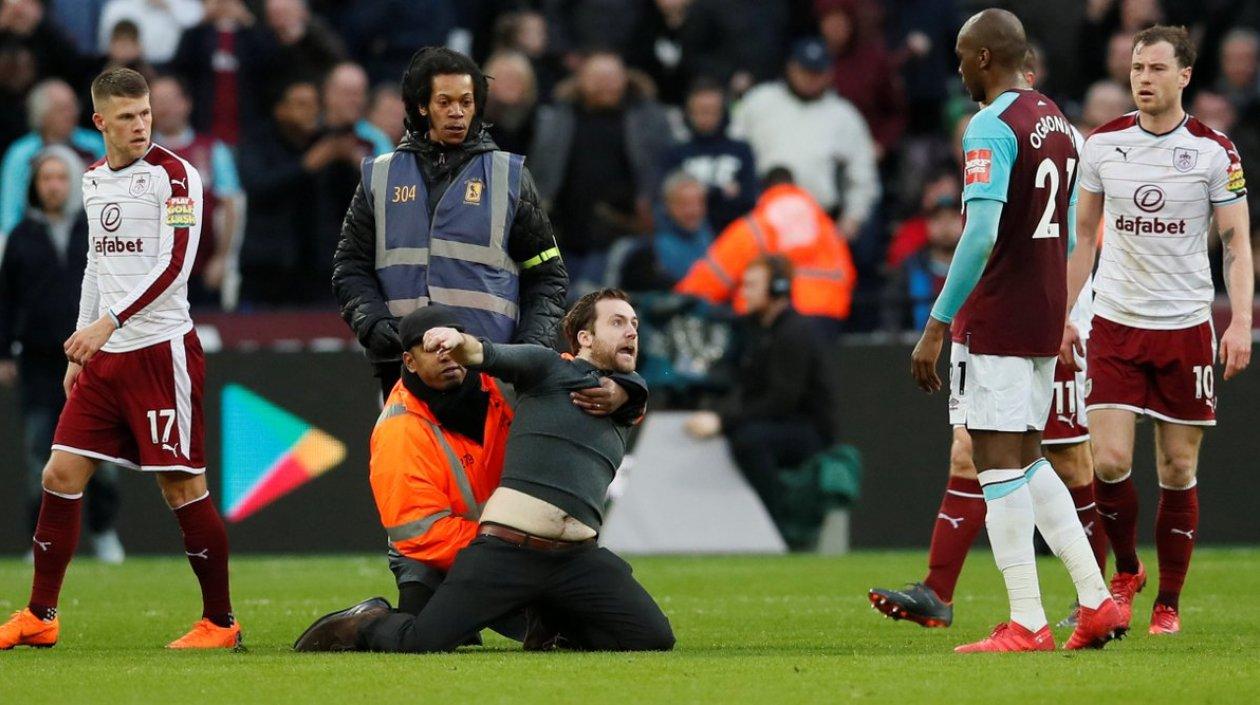 Hinchas del West Ham United encaran a los jugadores. 