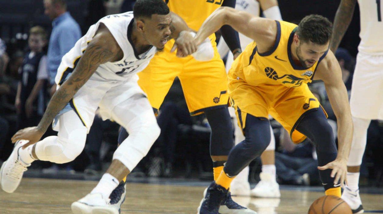 Xavier Rathan-Mays (I) de Memphis Grizzlies disputa el balón con Raul Neto (d) de Utah Jazz.