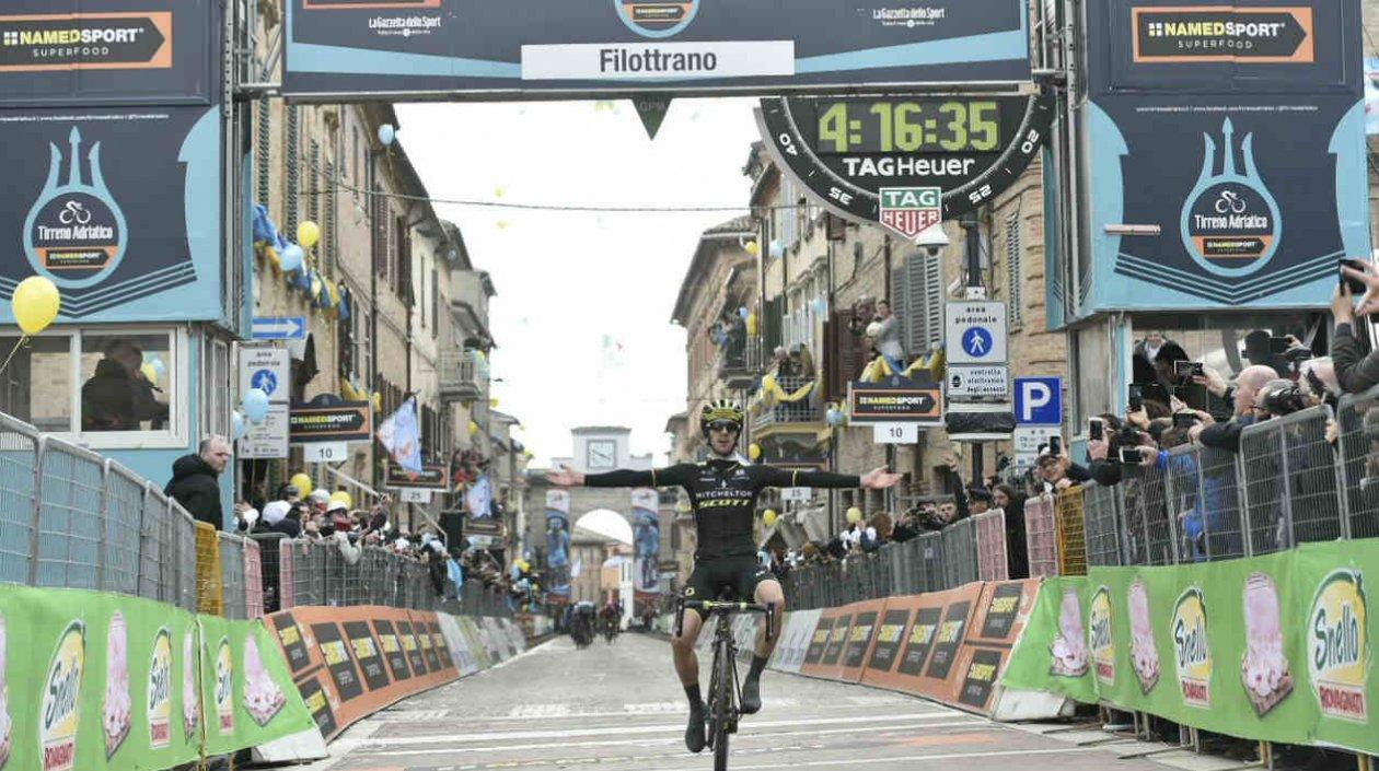 Adam Yates se impone en la etapa. 