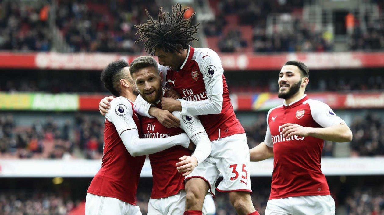 Jugadores del Arsenal celebran una anotación. 