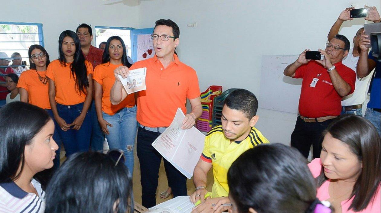 Carlos Caicedo después de ejercer su voto este domingo.
