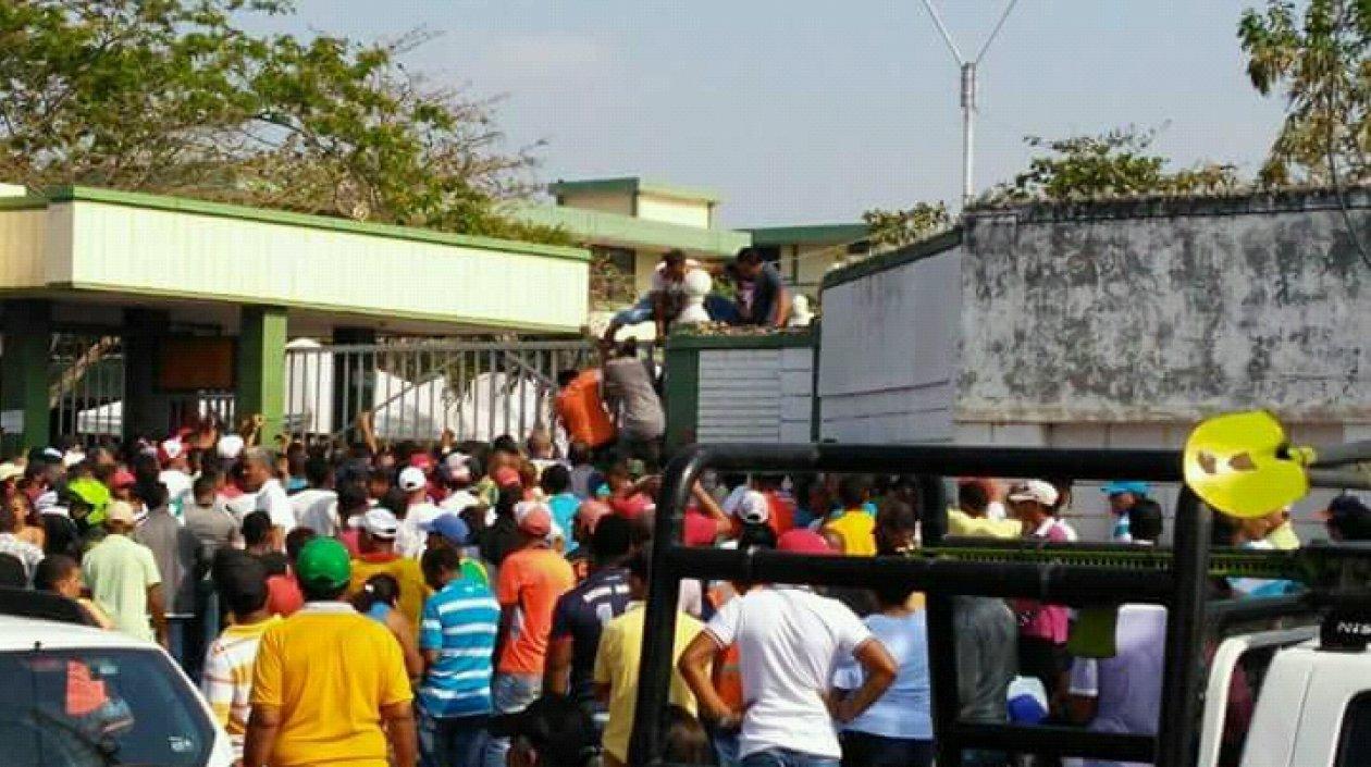 Gente intenta ingresar por la fuerza a votar en el colegio Don Bosco.