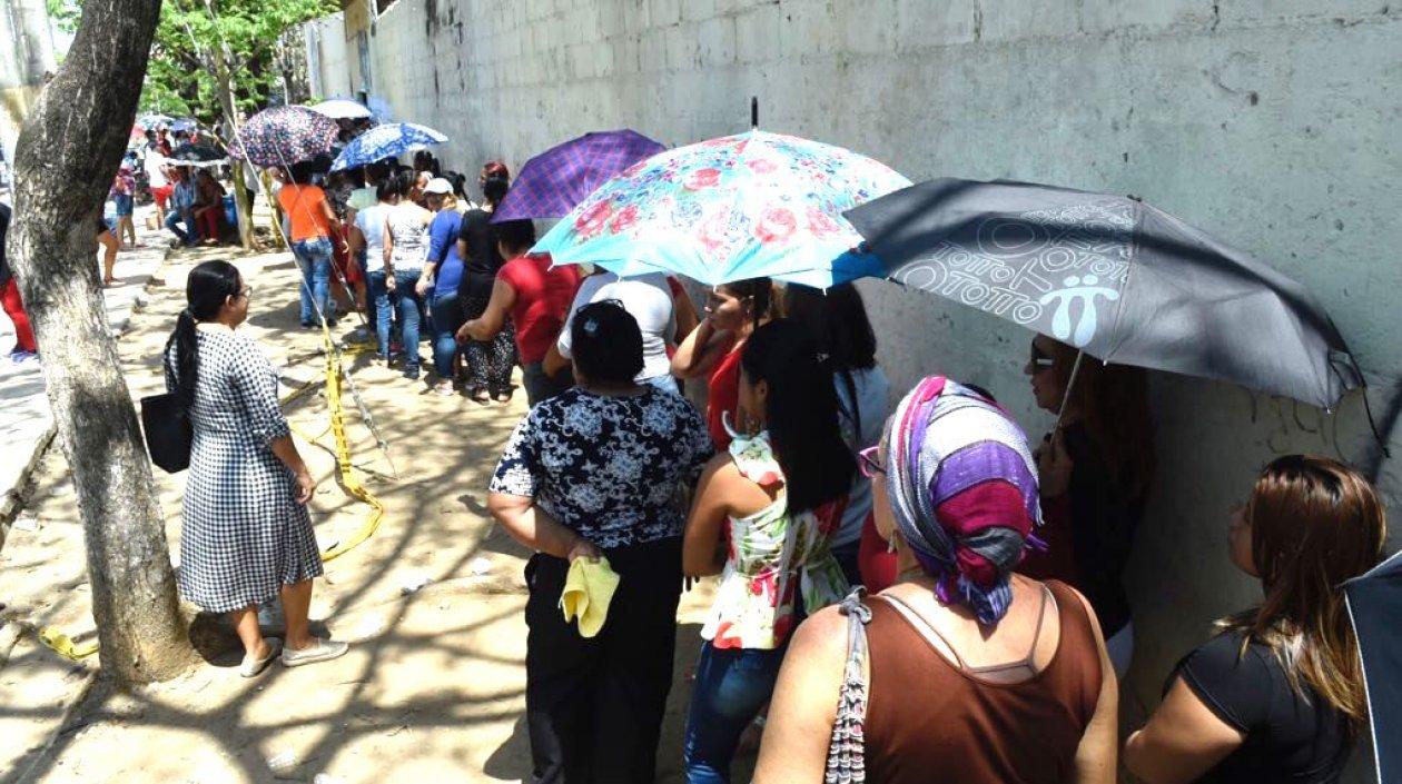 Largas filas a la entrada de puestos de votación.