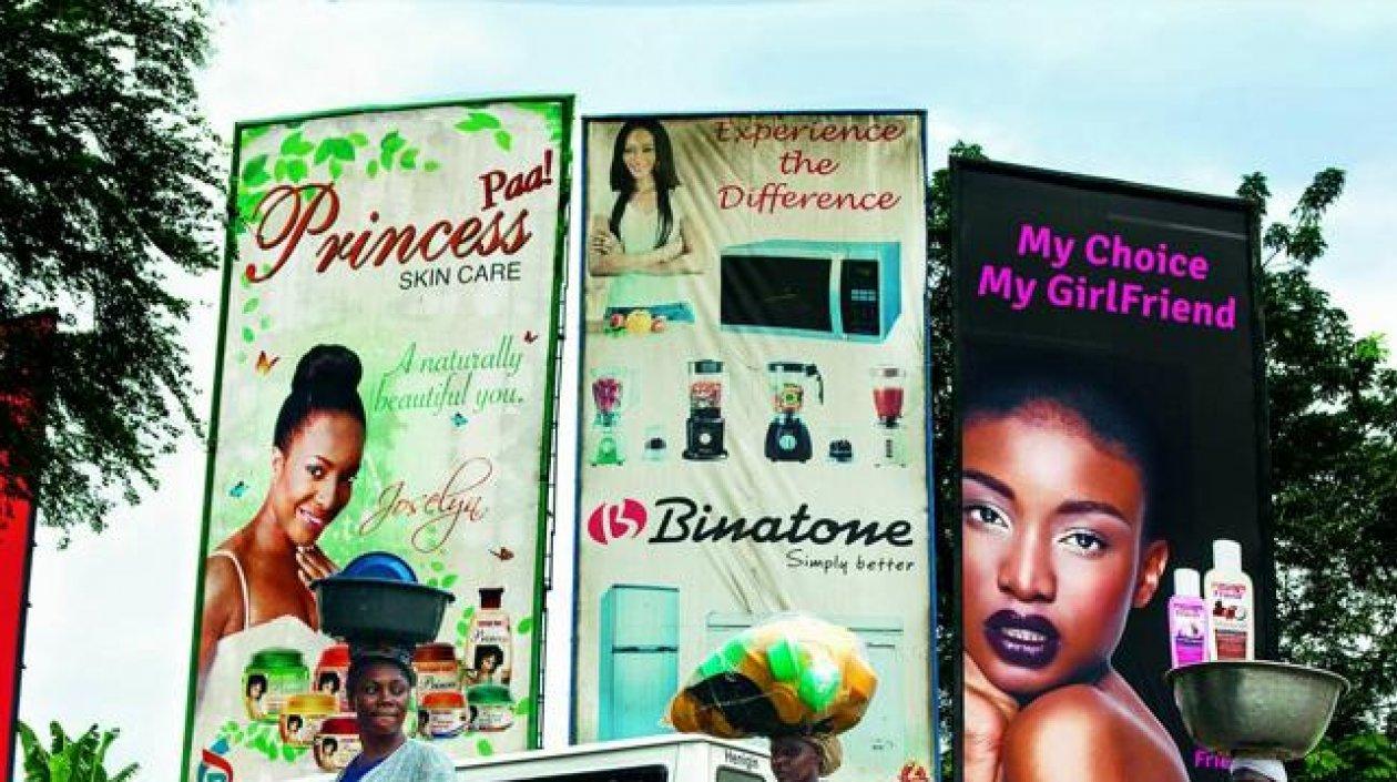 En las calles de Ghana es usual encontrarse con estos avisos de productos para aclara la piel.