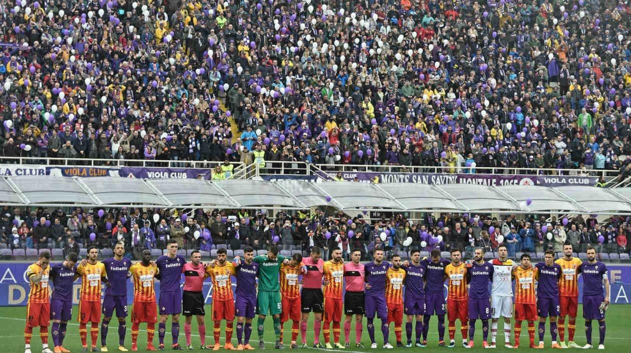 Jugadores rindiendo homenaje a Davide Astori. 