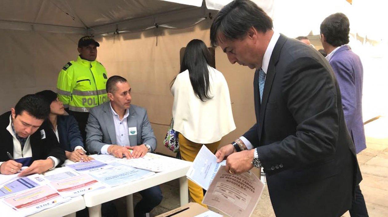 El Registrador Juan Carlos Galindo, ejerciendo su derecho al voto.