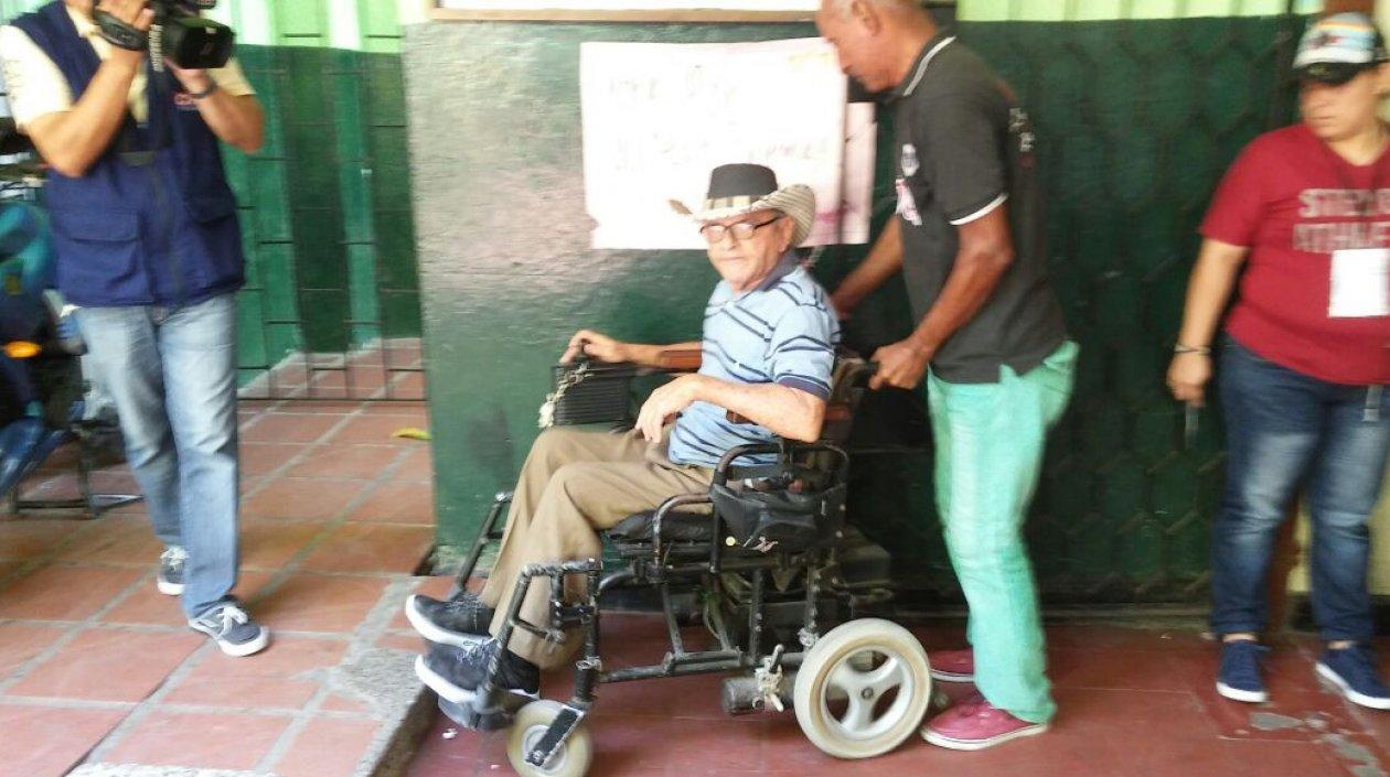 David Josué Martínez Villareal, de 75 años, en su silla eléctrica.