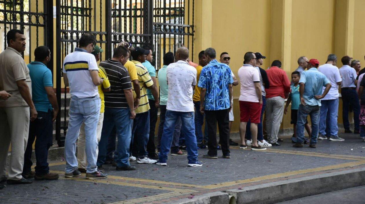 Ciudadanos haciendo fila para ingresar al Itsa.