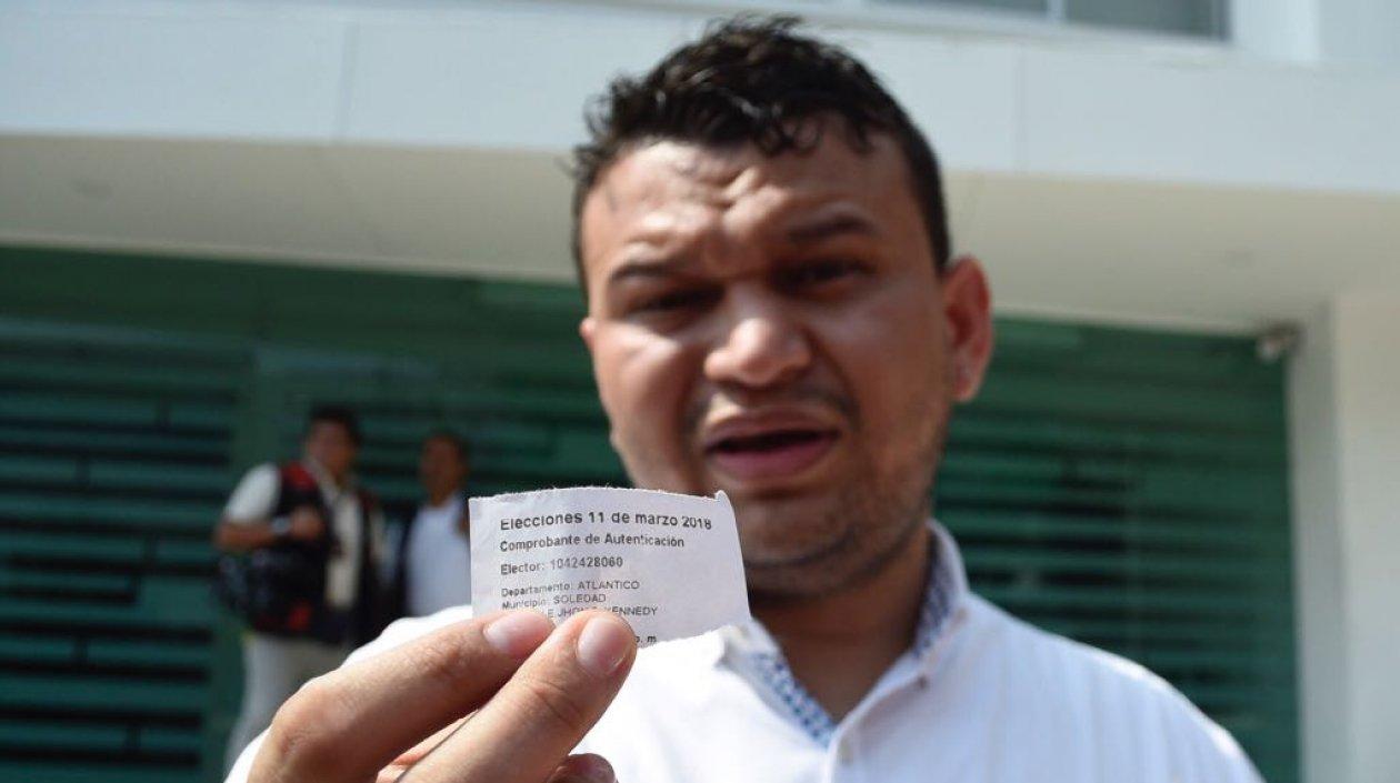 Jaime Ardila Pontón muestra su Certificado de Identificación Biométrica, y sin embargo, no pudo votar.