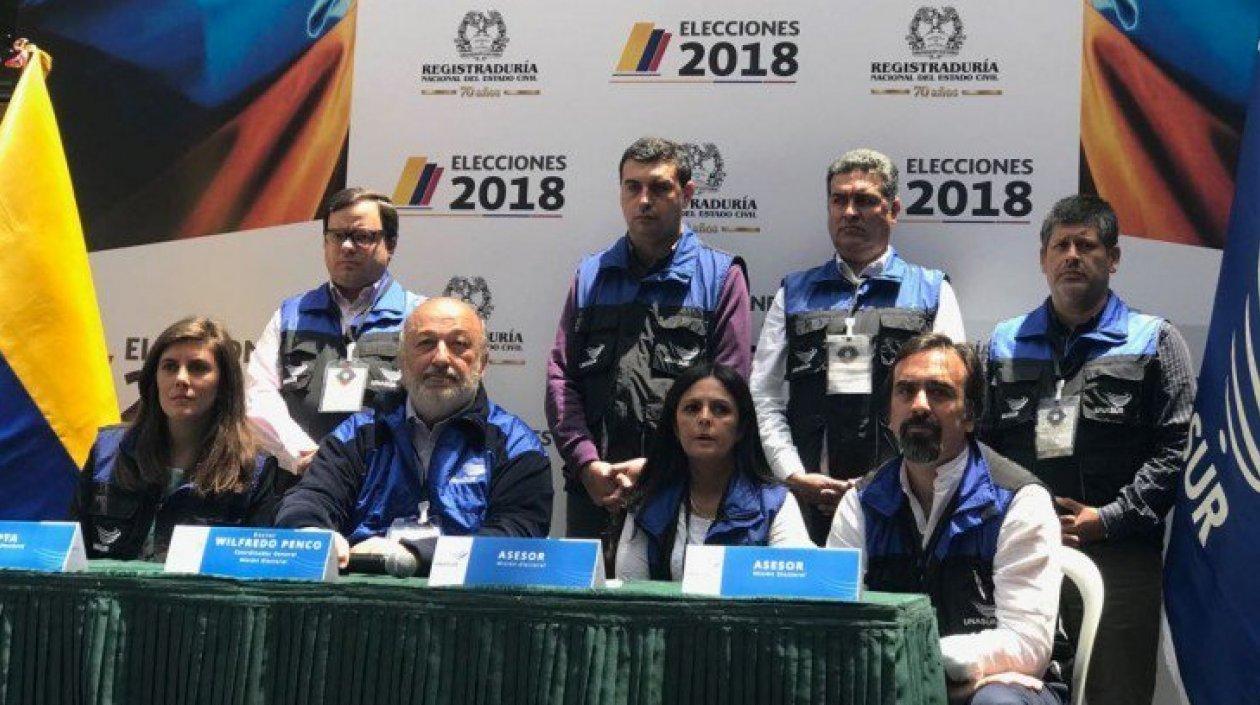 La Misión Electoral de Unasur conversa con los medios de comunicación sobre la entrega del Informe Preliminar de la jornada electoral del domingo.