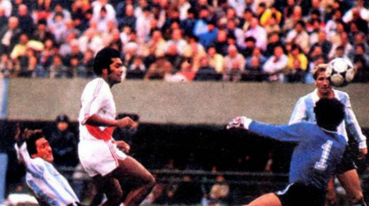 José 'El Patrón' Velásquez en un partido ante Argentina. 