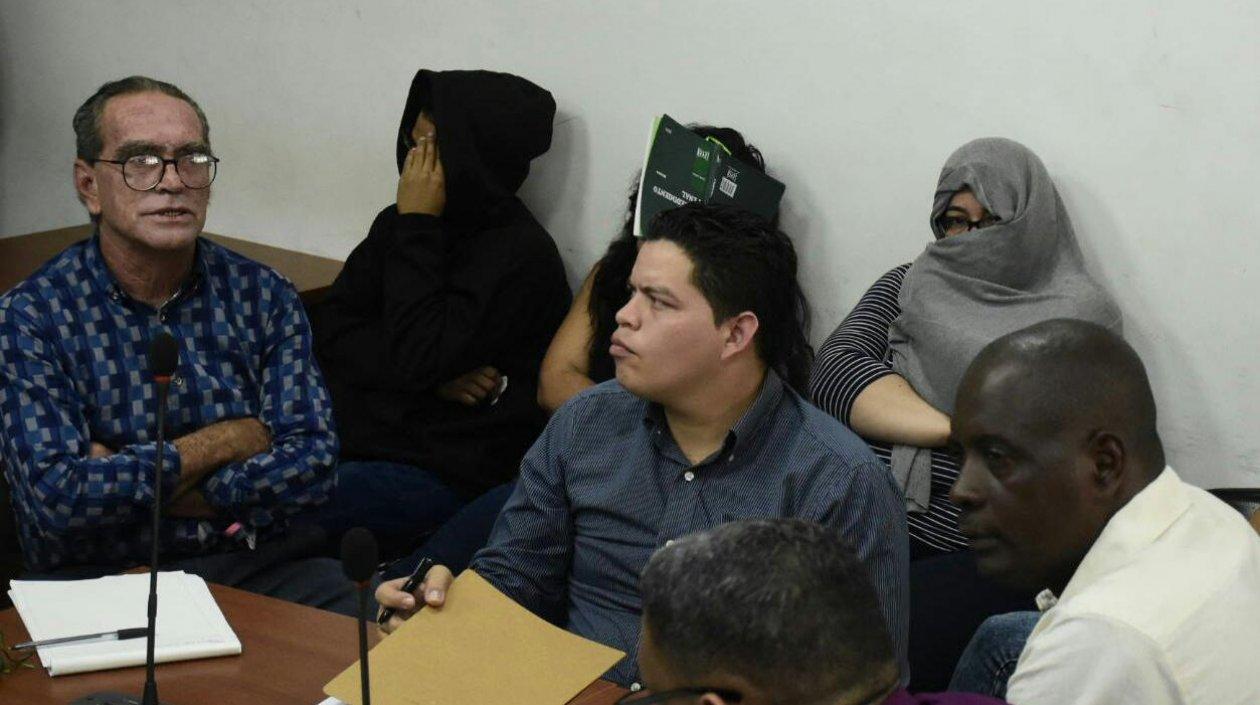 Tres de los cuatro capturados con sus rostros tapados en la audiencia.