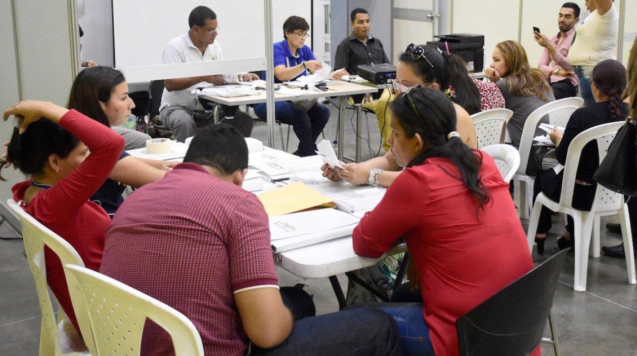 Las comisiones escrutadoras trabajan en el Centro de Eventos 'Puerta de Oro'.