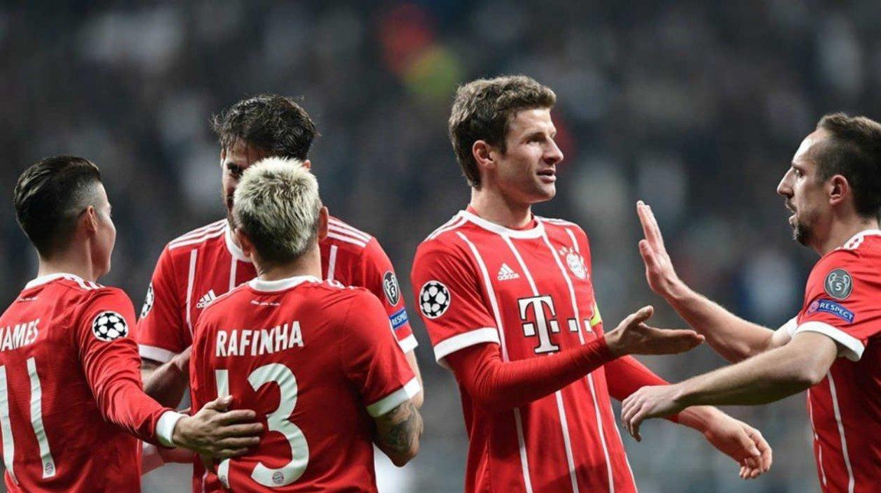 James Rodríguez celebra con sus compañeros. 