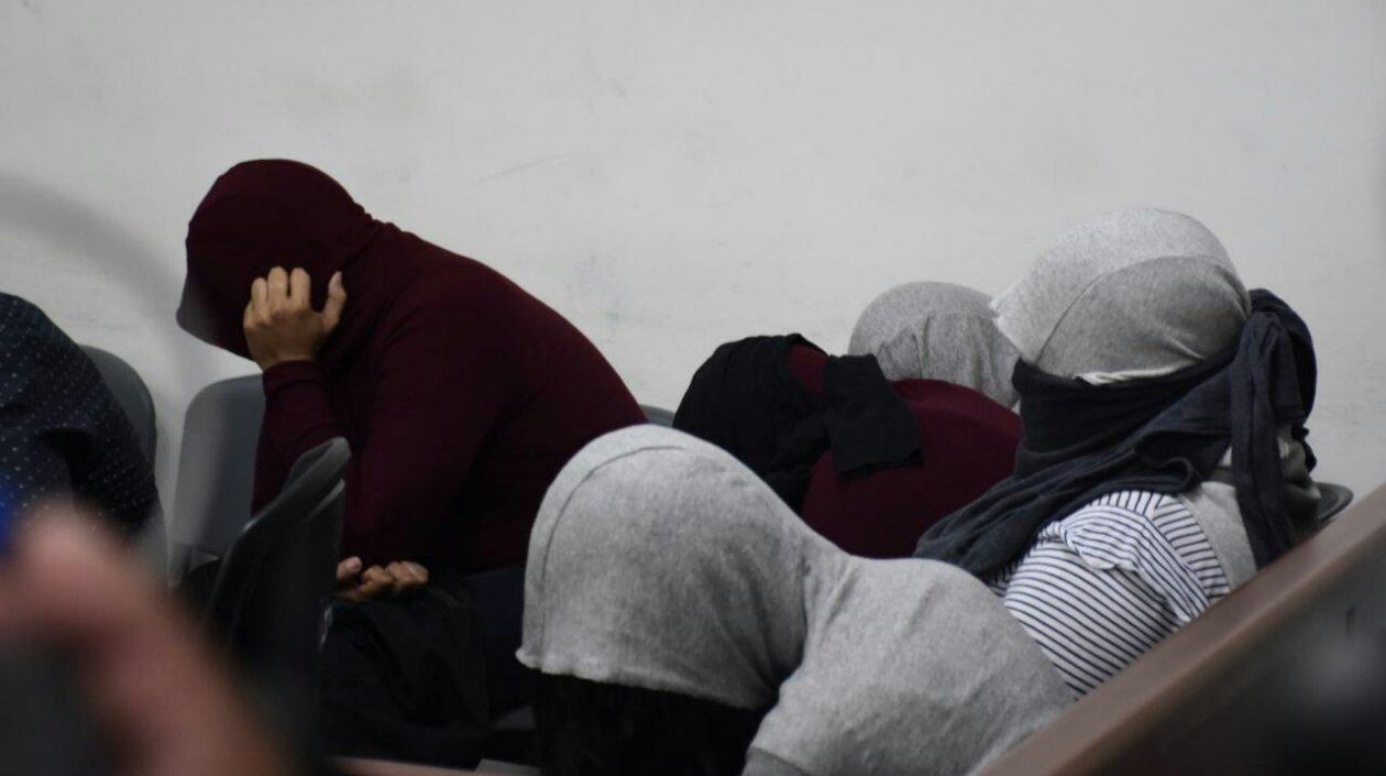 Los capturados volvieron a tapar sus rostros.