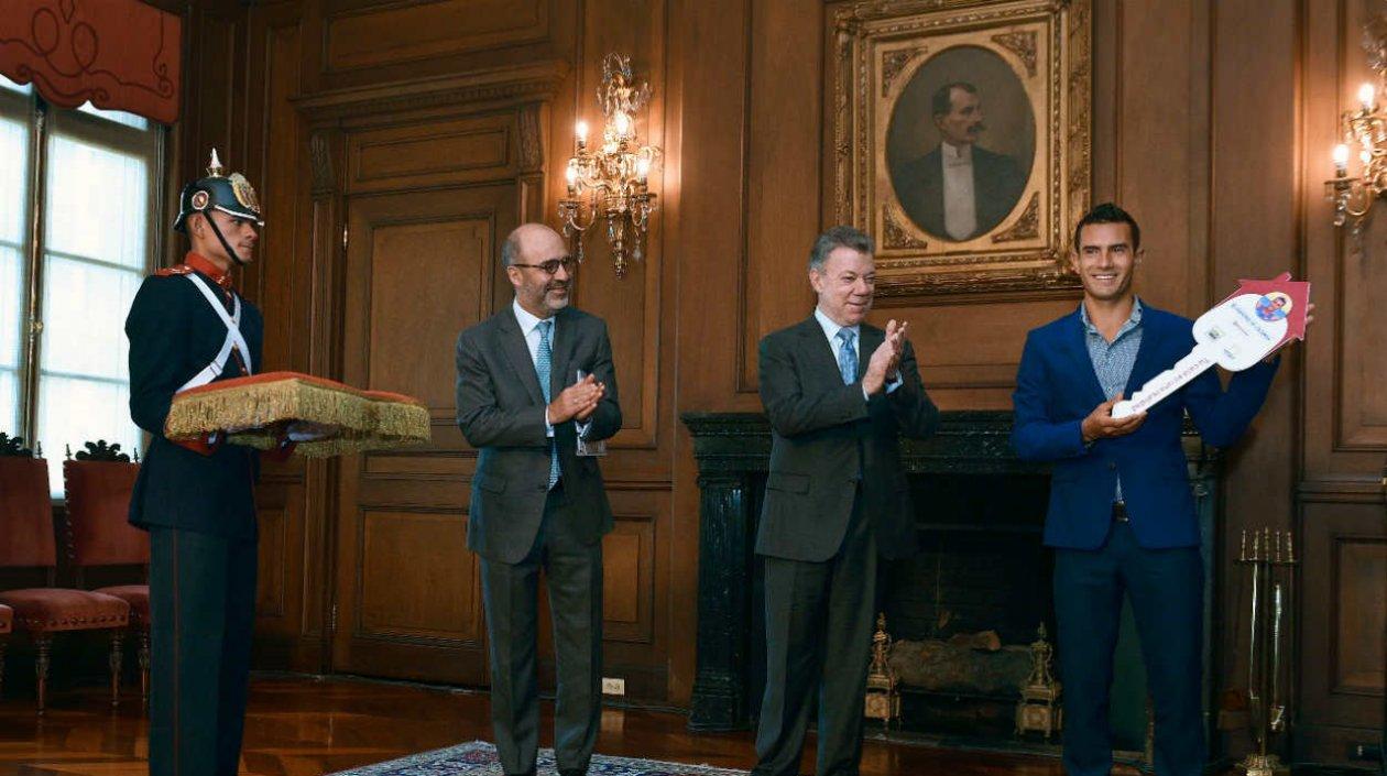 Entrega de llaves simbólica a Eider Arévalo de manos de Juan Manuel Santos. 