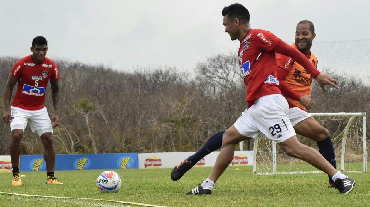 Teófilo Gutiérrez, Alberto 'Mudo' Rodríguez y Rafael Pérez durante el entrenamiento.