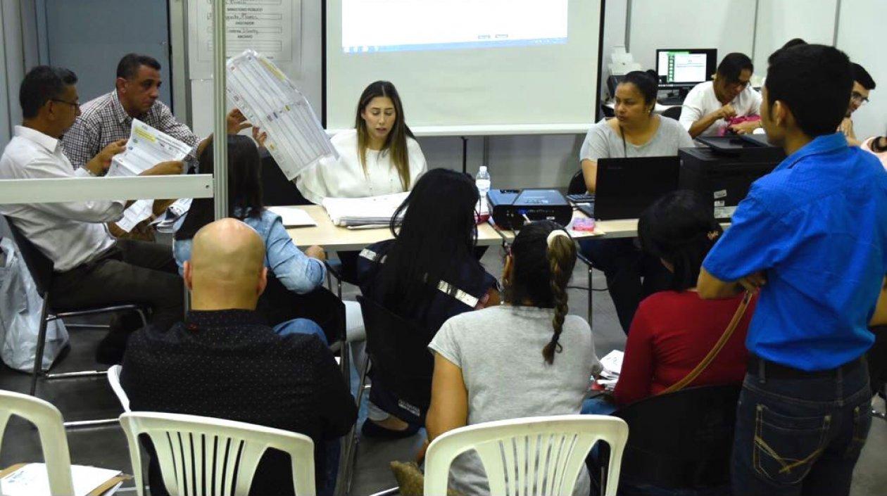 Las comisiones escrutadoras en plena labor.
