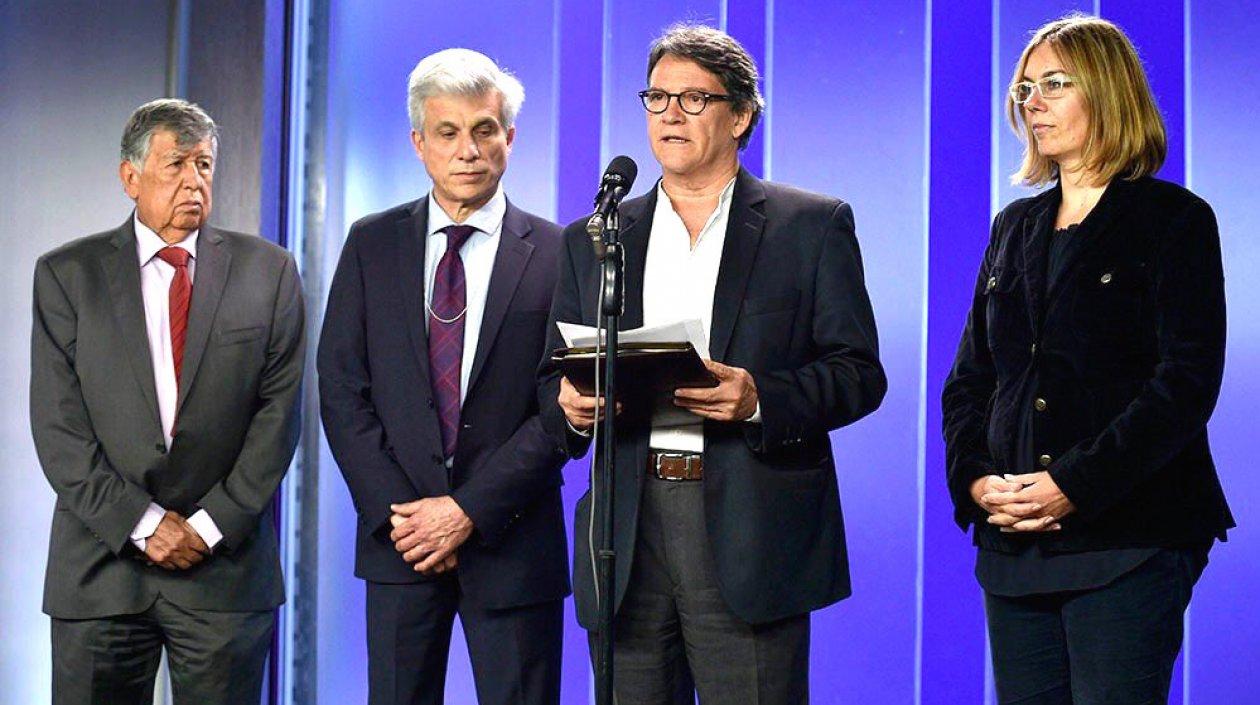 Gustavo Bell e integrantes del equipo negociador.