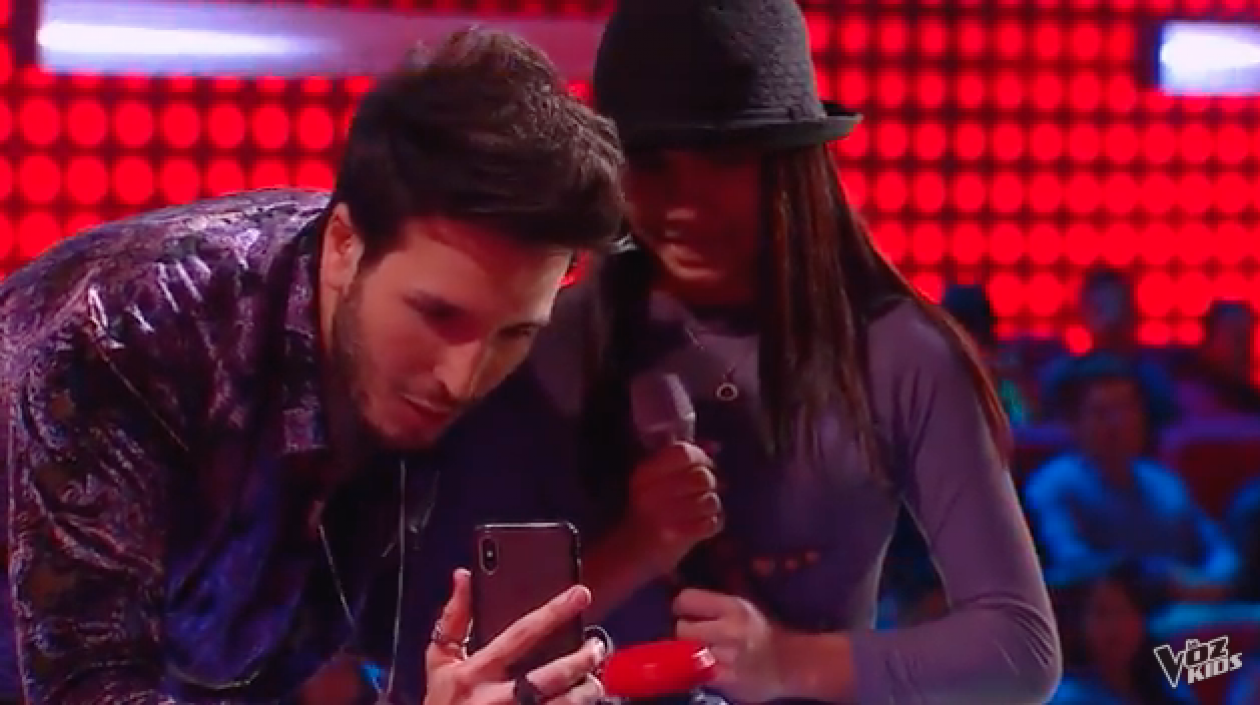 El cantante Sebastián Yatra y Mari recibiendo la llamada de Carlos Vives.