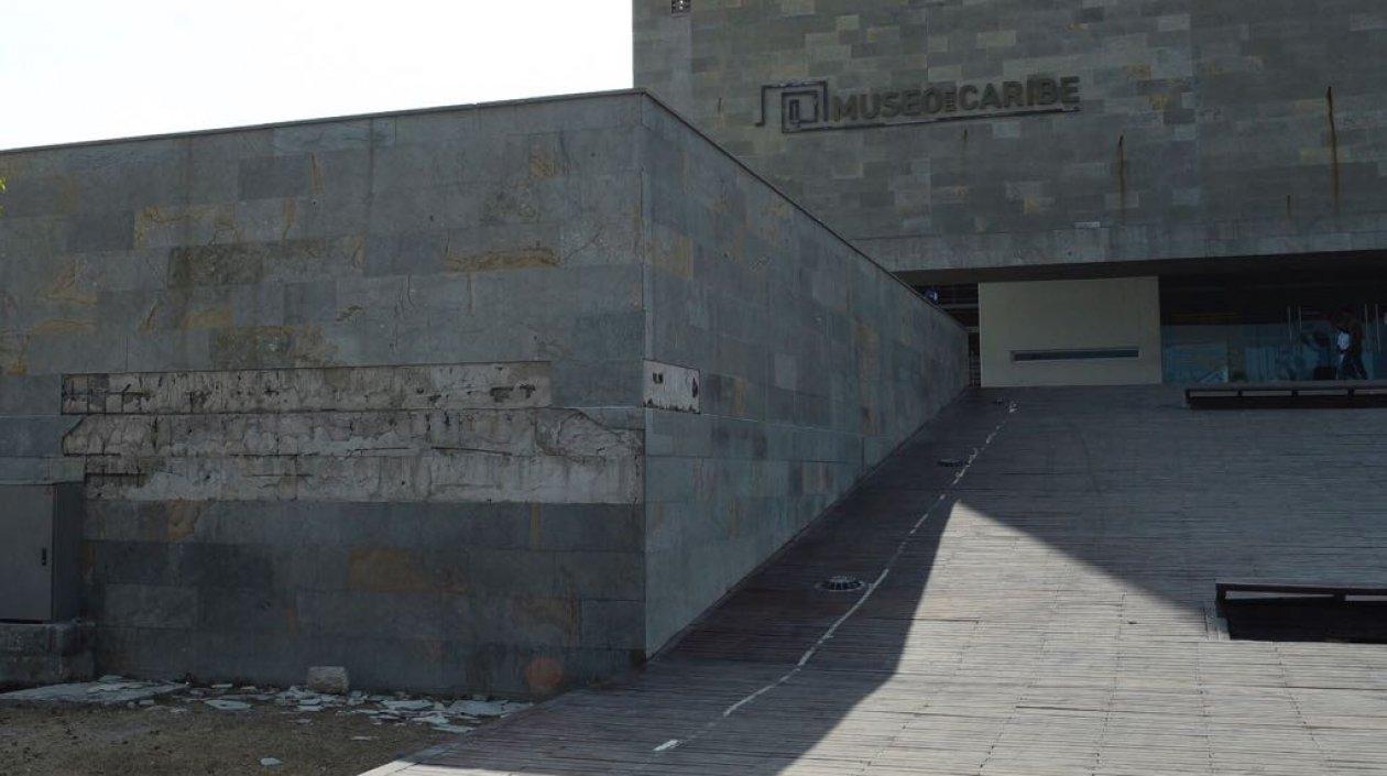 Las placas que antes decoraban la fachada se están cayendo.