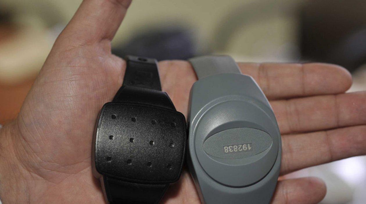 Las demoras en la instalación de los brazaletes electrónicos son atribuibles únicamente a deficiencias del operador.