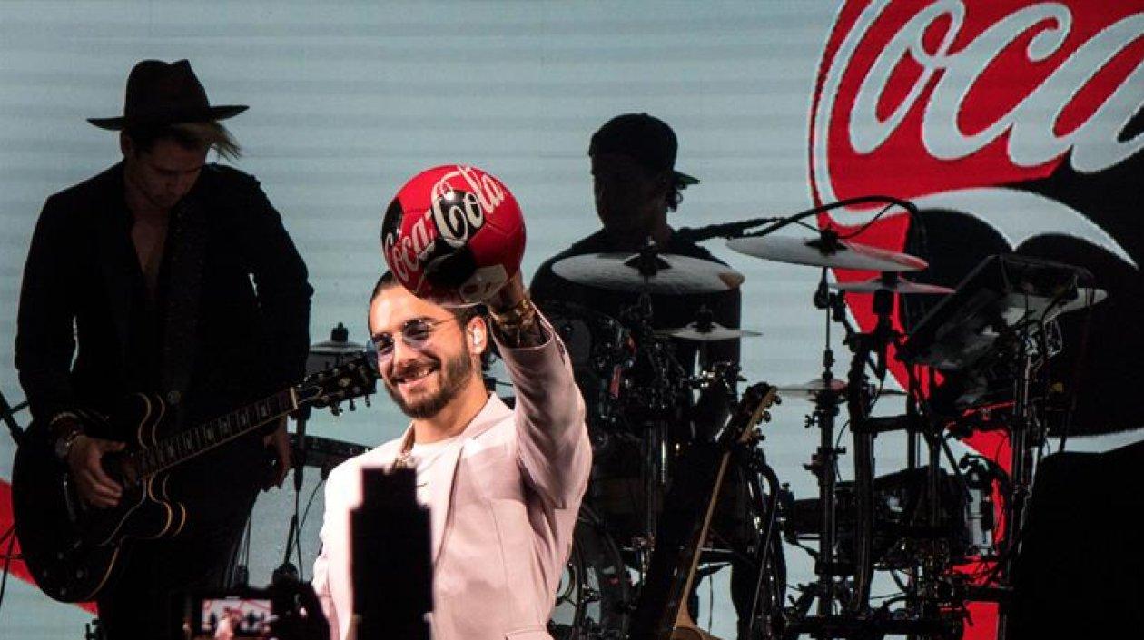 l cantante colombiano Maluma saluda a los asistentes en el Faena Theatre en Miami Beach, Florida.